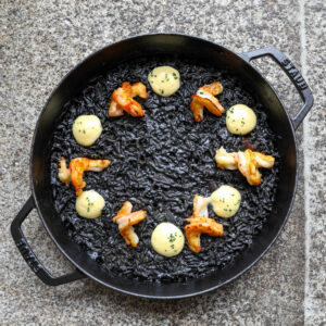Arroz Negro de Sepia y Langostinos con Alioli